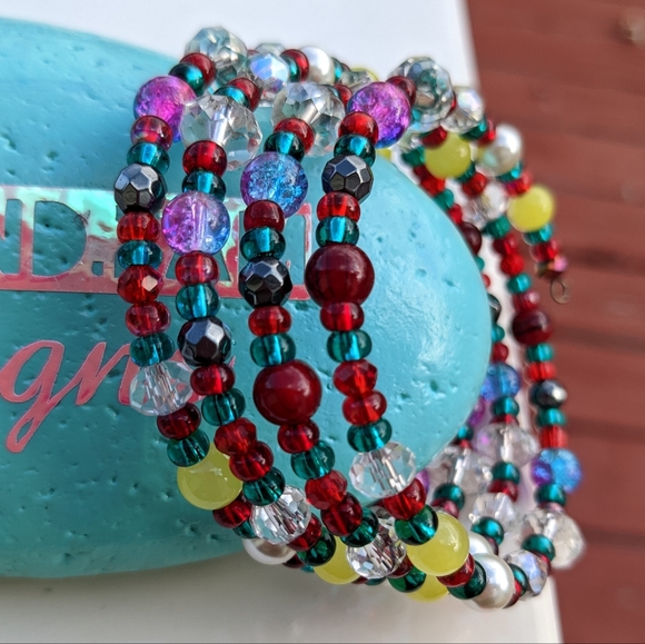 NEW Christmas Bracelet Handmade Cute Sparkly Glass Beads Red Green White Unique - Picture 1 of 7